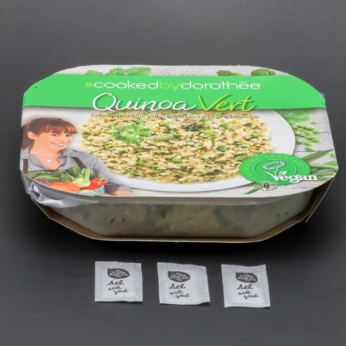 1 barquette de quinoa vert Cooked by dorothée contient 3 dosettes de sel soit 2,4g