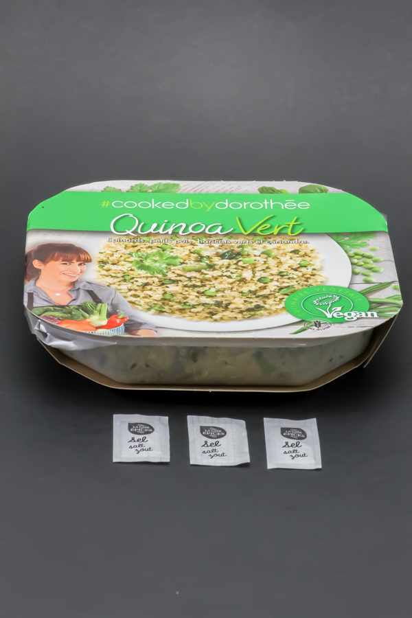 1 barquette de quinoa vert Cooked by dorothée contient 3 dosettes de sel soit 2,4g