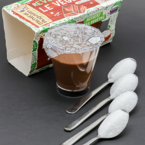 1 mousse chocolat noir Le Végétal Michel et Augustin contient 3,9 cuil. à café de sucre soit 19,6g